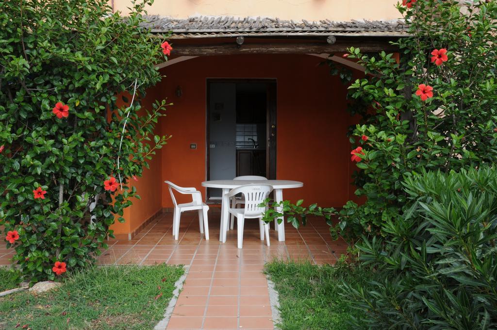 Appartamenti Spiaggia Bianca Golfo Aranci Exterior foto